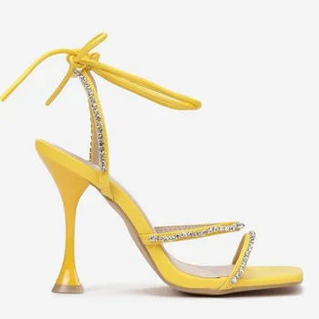 2021 Poletje nov slog modnih ženskih čevljev, ki srebro lakasto usnje strass peep toe stappy visoke pete sandala nevesta poročni čevlji